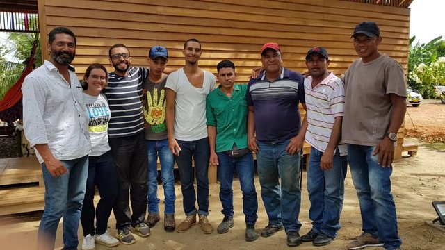 Obra Chocolab — montaje en madera local