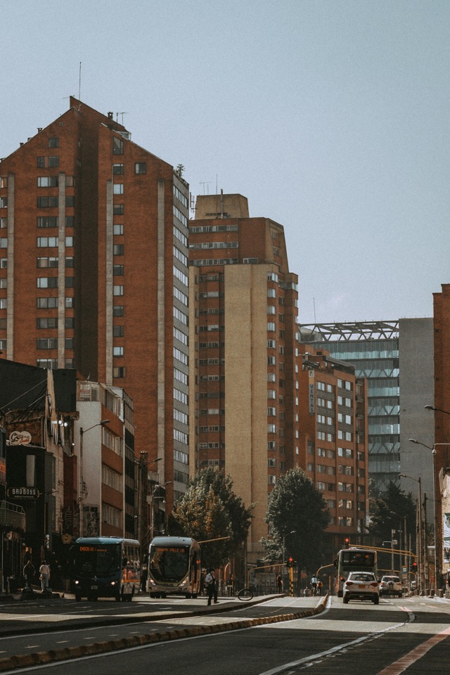 Avenida en Bogotá — densidad y sostenibilidad urbana