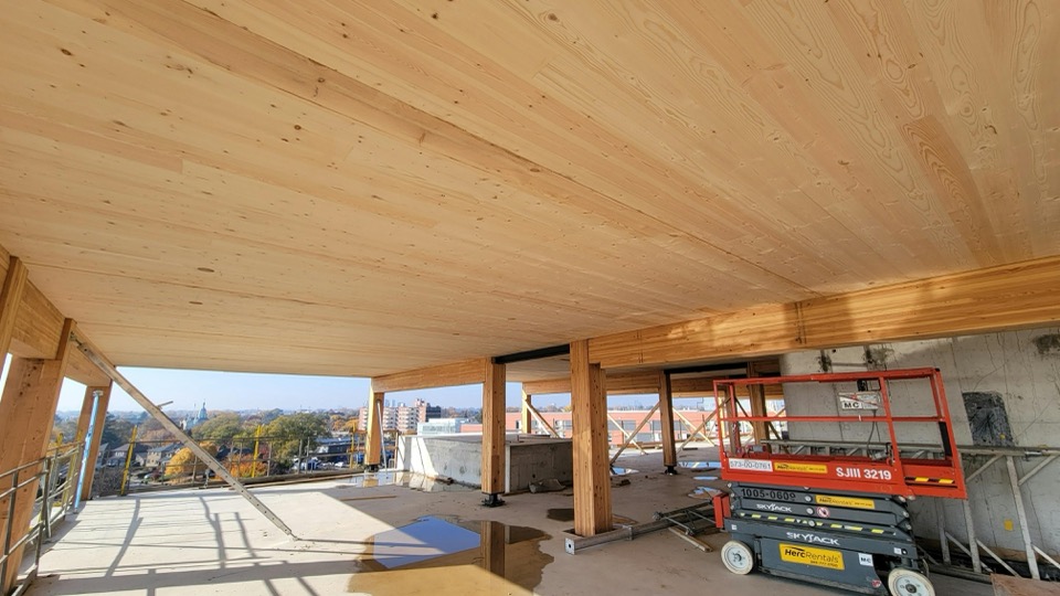 Montaje de losas CLT en obra — prefabricación BIM
