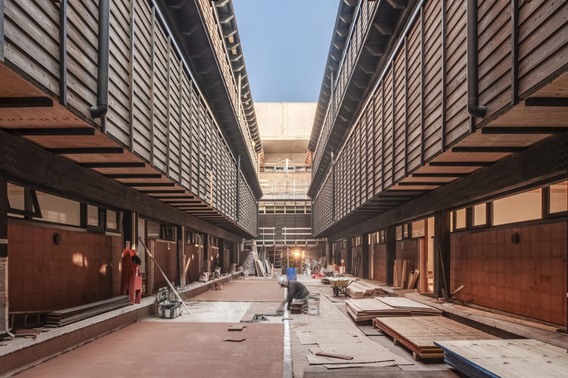 Burgos Net Zero — volumen en madera visto desde el patio central, Santiago