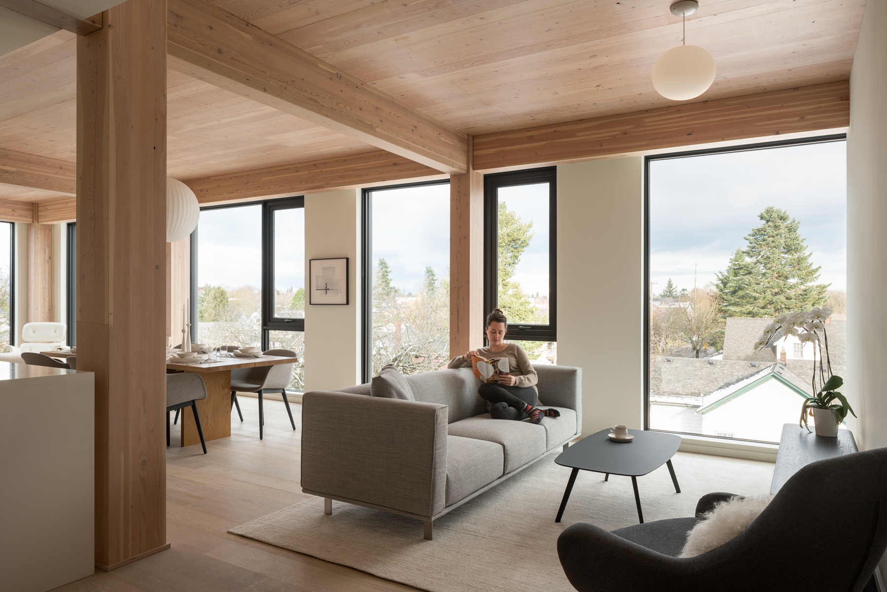 Carbon12 — sala con vigas laminadas vistas